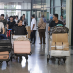 Perbandingan barang kiriman kurir dan barang bawaan penumpang bandara