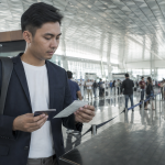 Penumpang internasional dengan paspor dan formulir deklarasi bea cukai di bandara