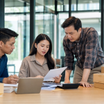 Profesional bisnis meninjau dokumen fasilitas kepabeanan di ruang kantor modern tanpa logo